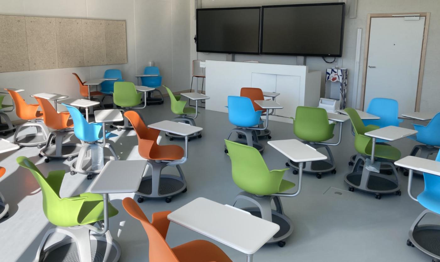 2022_Lokaal met gekleurde stoelen en schermen_Infrastructuur_Evenement_VUB 2022_Lokaal met gekleurde stoelen en schermen_Infrastructuur_Evenement_VUB