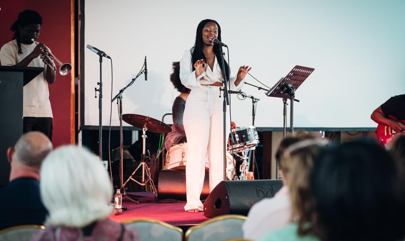 Slam Poete Lisette Ma Neza ontvangt de VUB Luc Bucquoi literatuurprijs Slam poet Lisette Ma Neza ontvangt de VUB Luc Bucquoy literatuurprijs