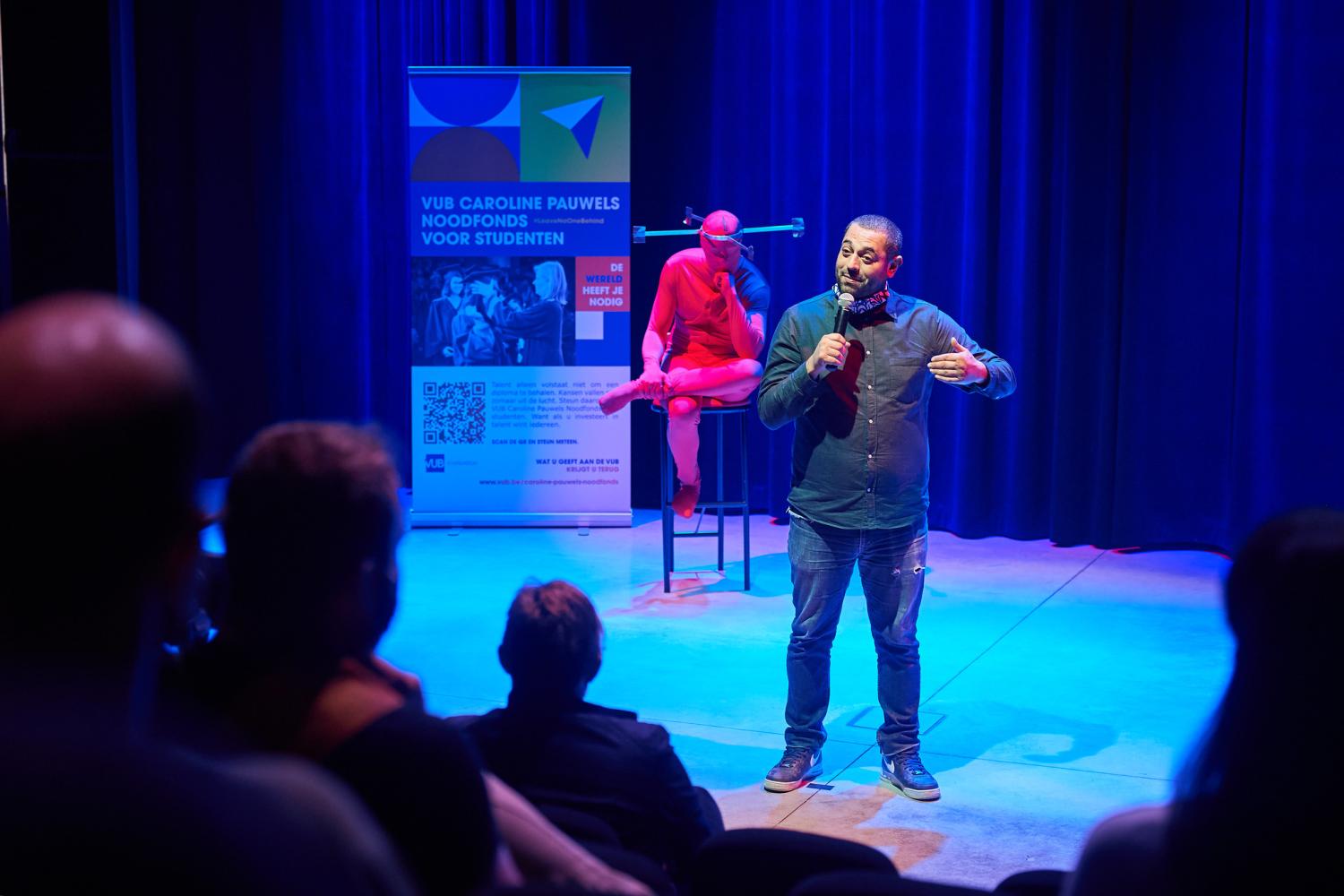 Stand-upcomedian Erhan Demirci trad op tijdens onze academische openingszitting Stand-upcomedian Erhan Demirci trad op tijdens onze academische openingszitting