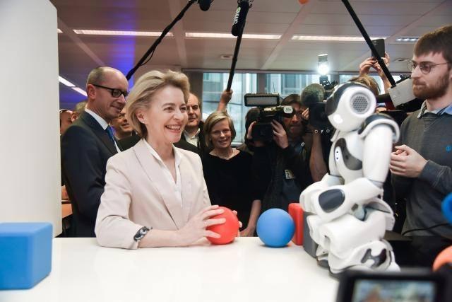 Ursula von der Leyen Ursula von der Leyen brengt bezoek aan labo